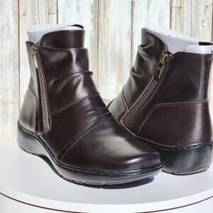 NEW - Clarks Women's Collection Cora Pace Boots - Size 7W - Brown